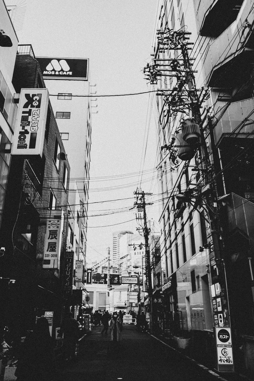 建物、通路、都市構造物などの建築空間を写した写真