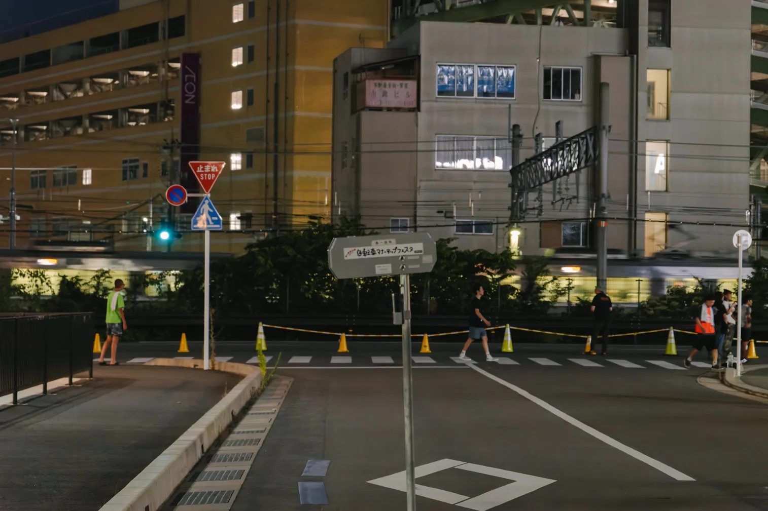 建物、通路、都市構造物などの建築空間を写した写真