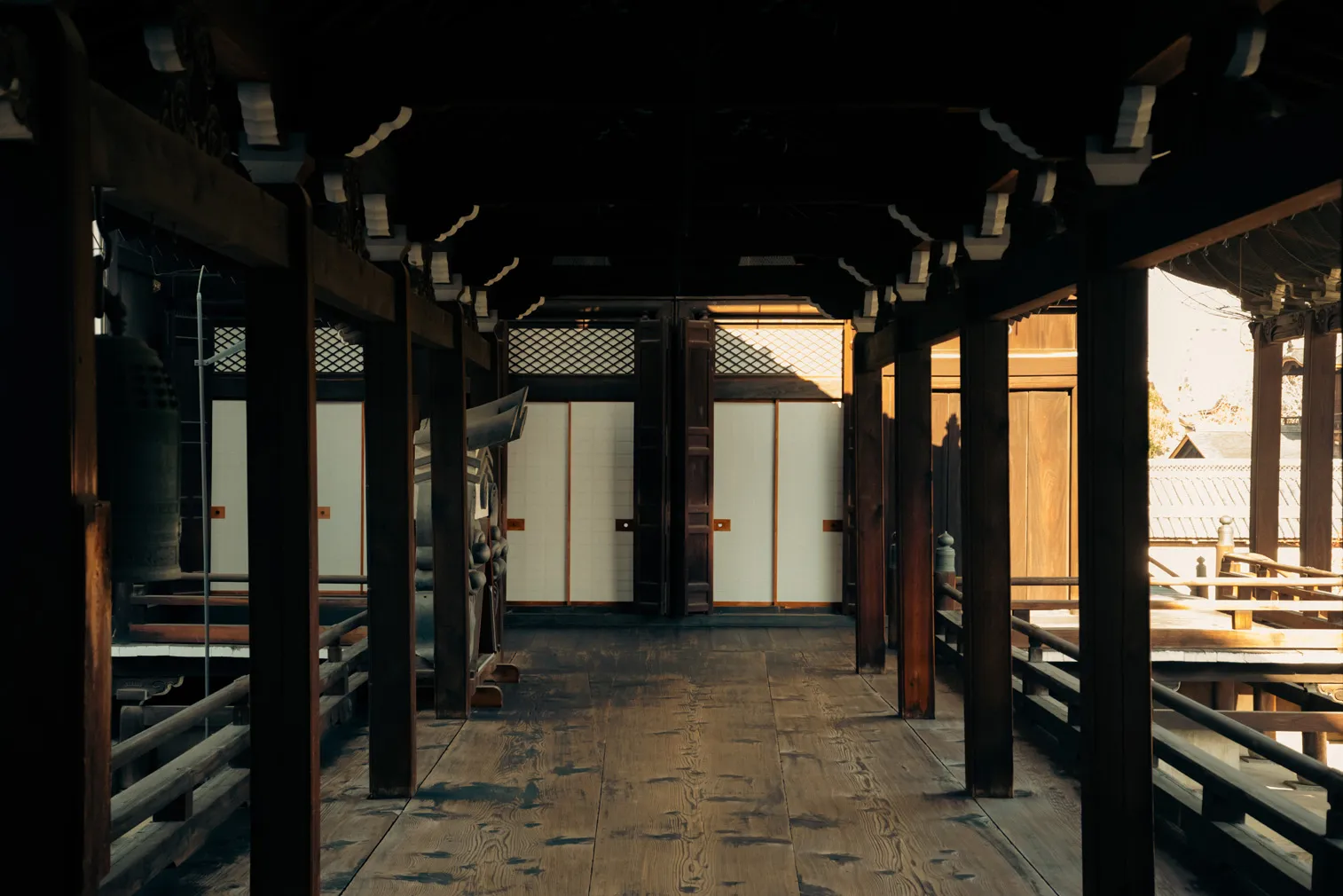 建物、通路、都市構造物などの建築空間を写した写真