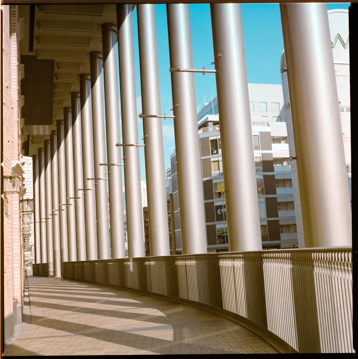 建物、通路、都市構造物などの建築空間を写した写真