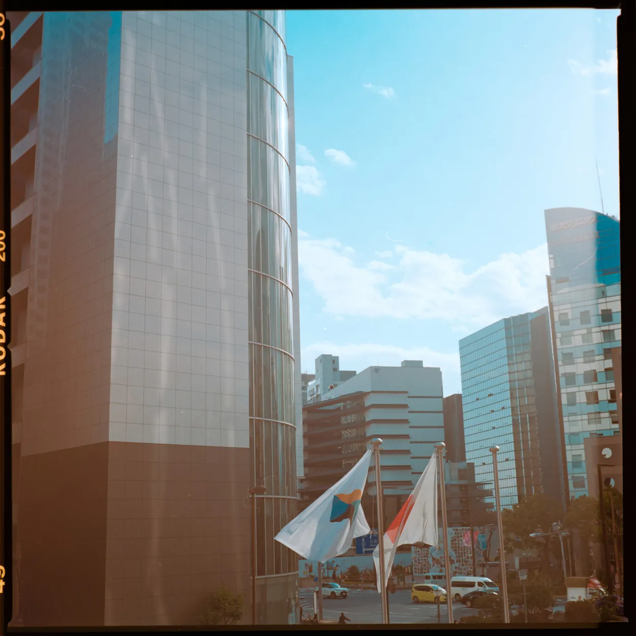 建物、通路、都市構造物などの建築空間を写した写真