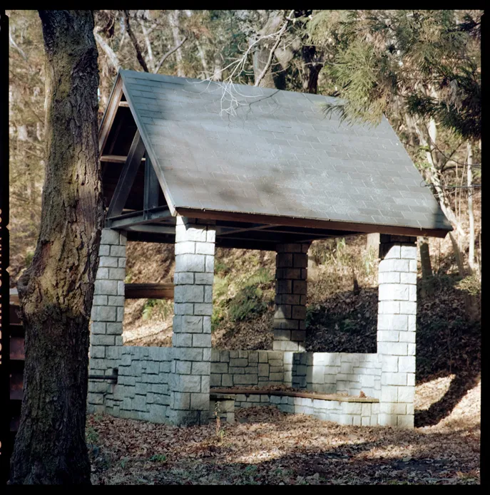 建物、通路、都市構造物などの建築空間を写した写真