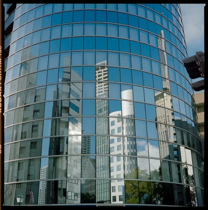 建物、通路、都市構造物などの建築空間を写した写真