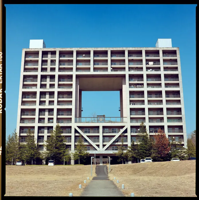 建物、通路、都市構造物などの建築空間を写した写真