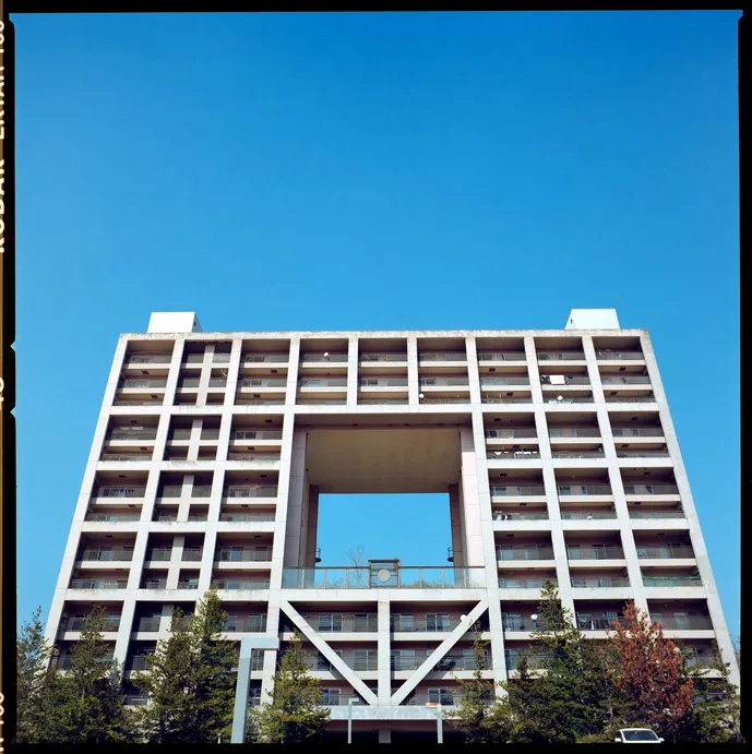 建物、通路、都市構造物などの建築空間を写した写真