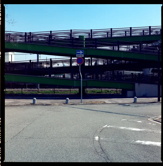 建物、通路、都市構造物などの建築空間を写した写真