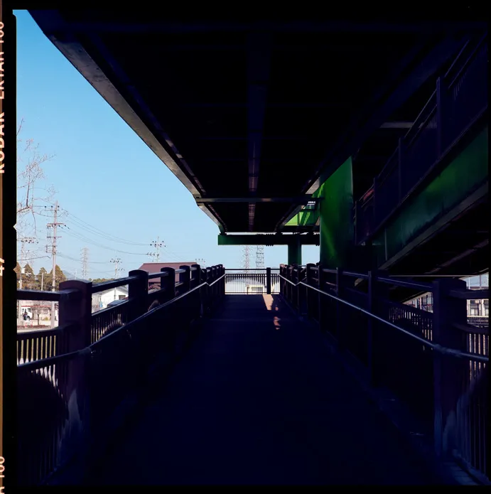 建物、通路、都市構造物などの建築空間を写した写真