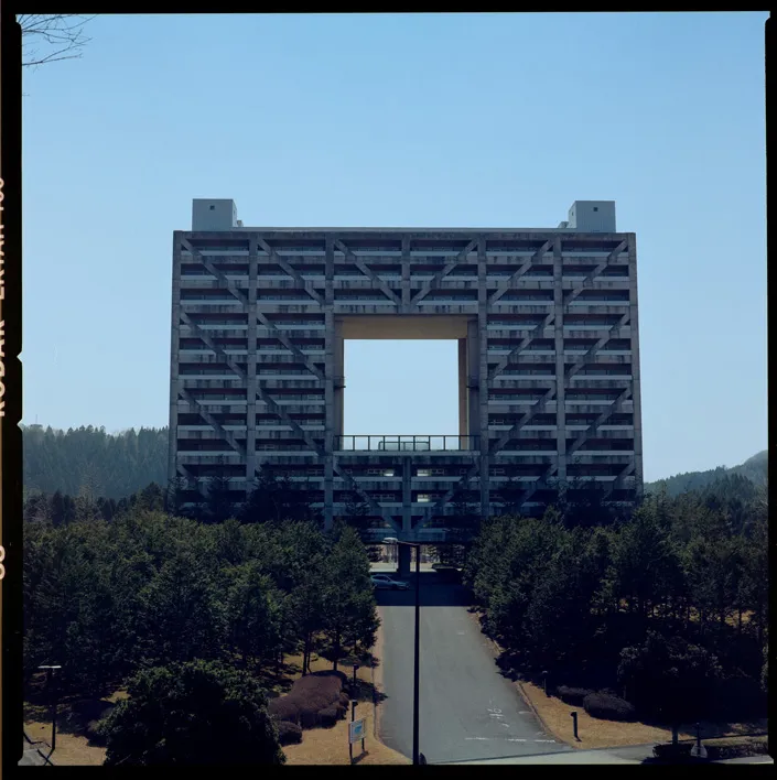 建物、通路、都市構造物などの建築空間を写した写真