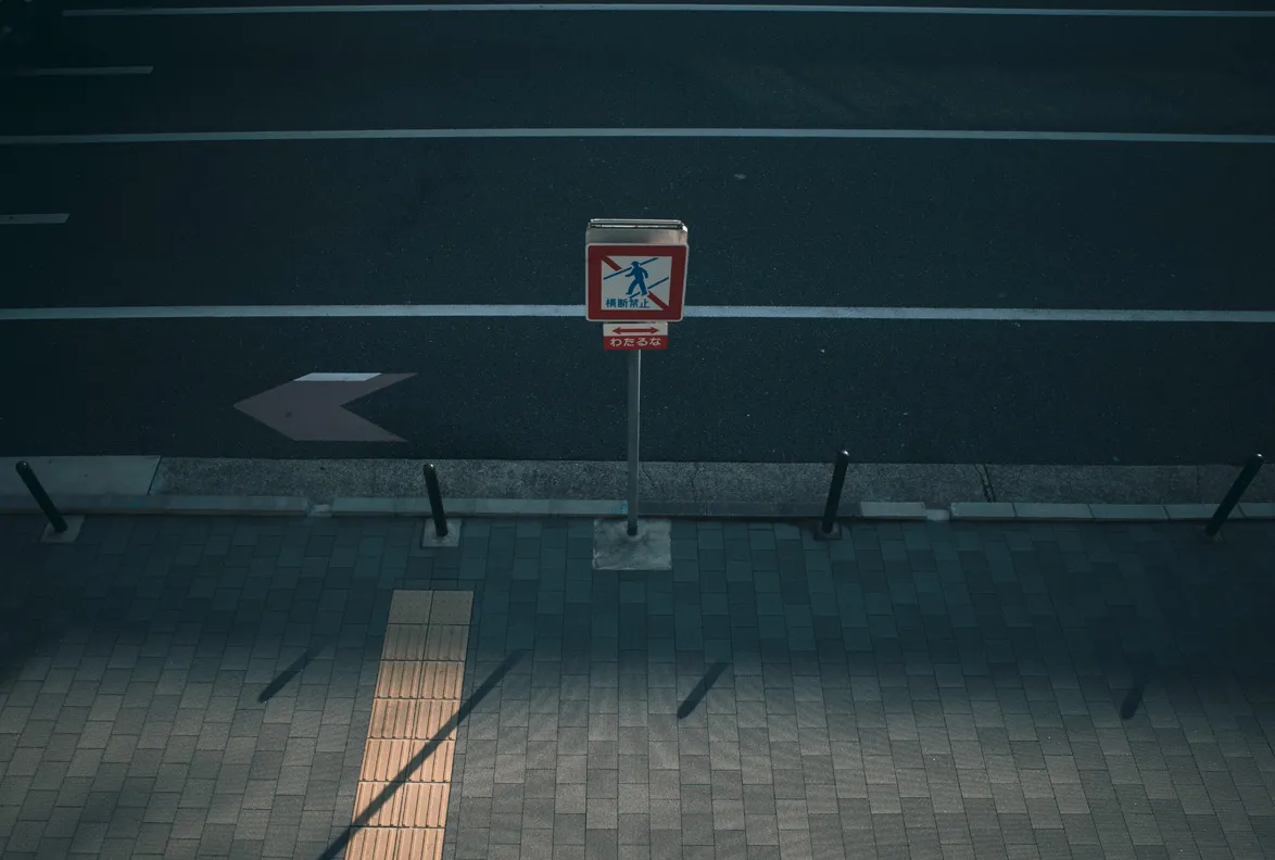 建物、通路、都市構造物などの建築空間を写した写真