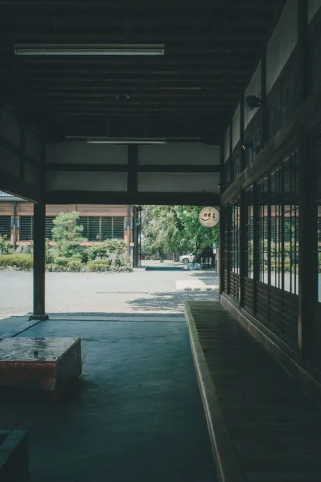 建物、通路、都市構造物などの建築空間を写した写真