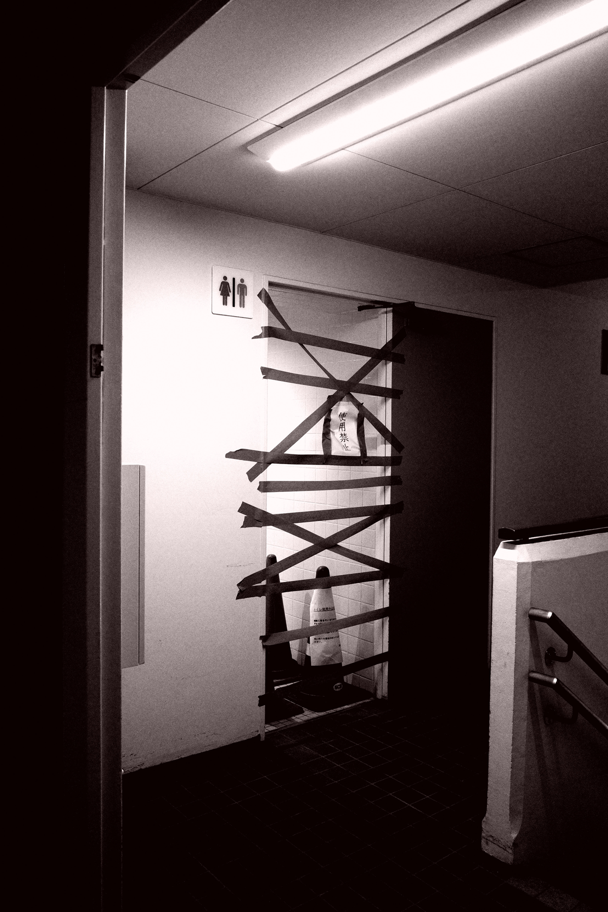 建物、通路、都市構造物などの建築空間を写した写真