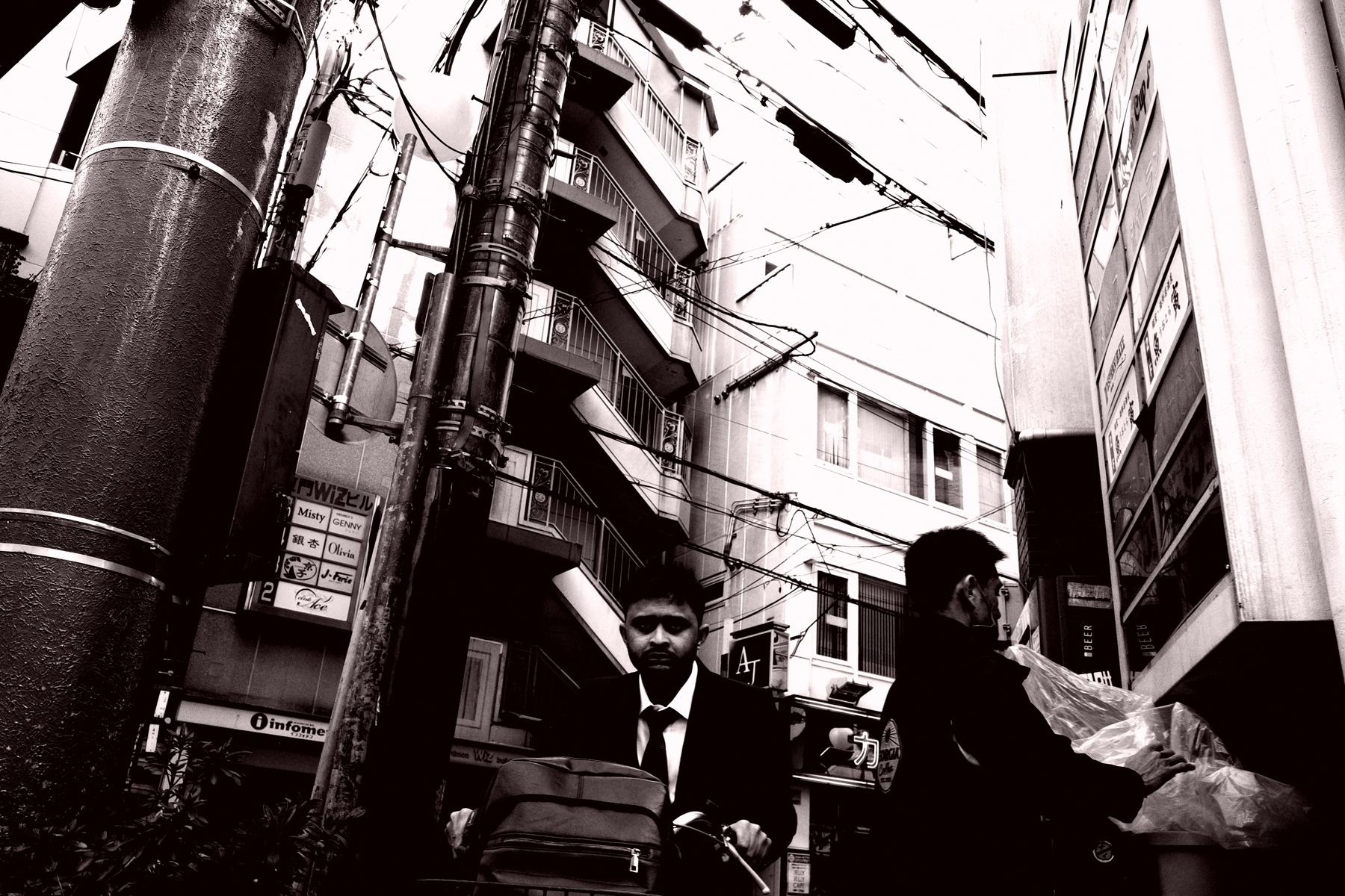 建物、通路、都市構造物などの建築空間を写した写真