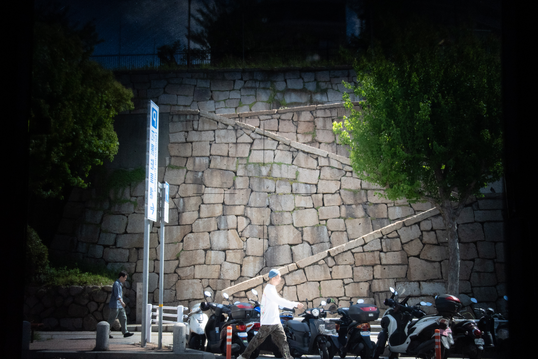 建物、通路、都市構造物などの建築空間を写した写真