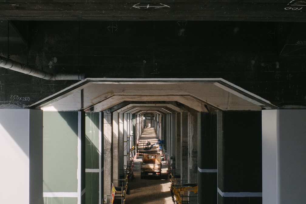 建物、通路、都市構造物などの建築空間を写した写真