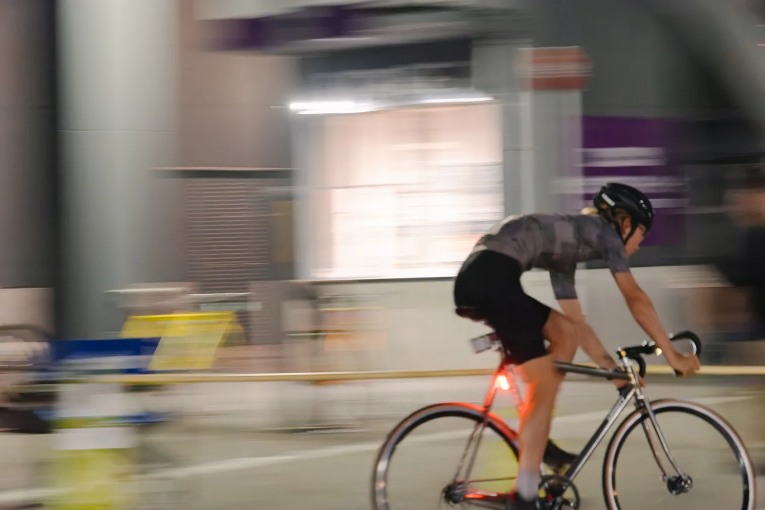 自転車競技や祭りなど、人の動きがある場面を写した写真