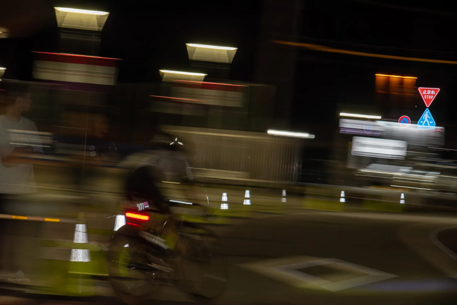 自転車競技や祭りなど、人の動きがある場面を写した写真