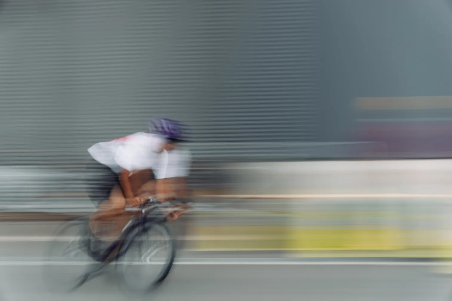 自転車競技や祭りなど、人の動きがある場面を写した写真
