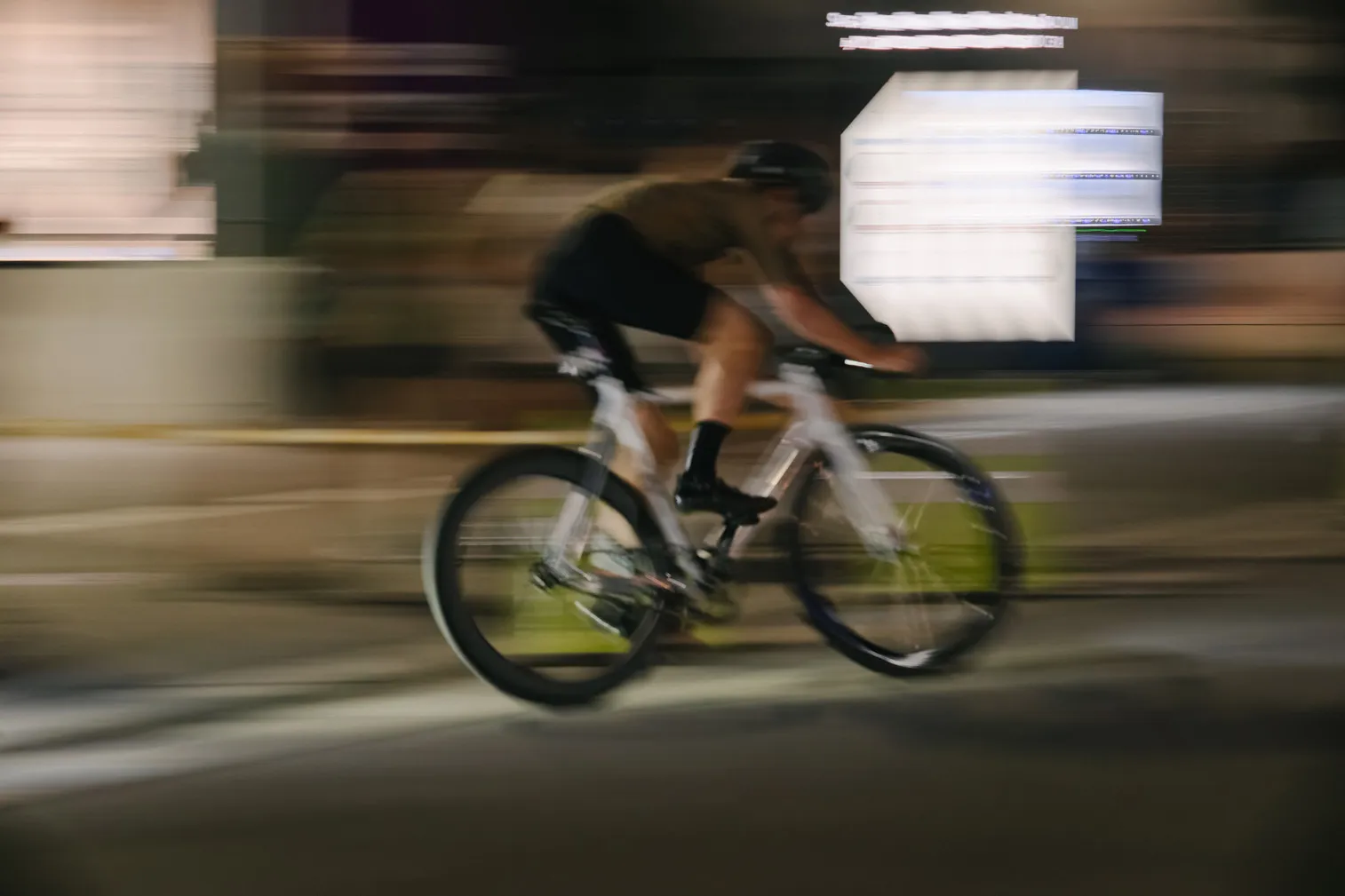 自転車競技や祭りなど、人の動きがある場面を写した写真