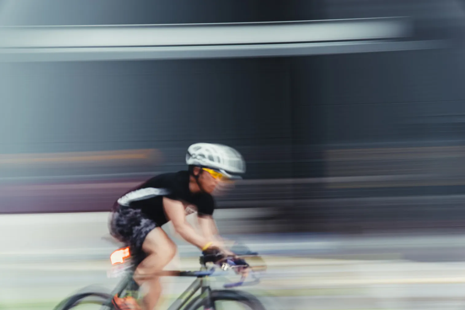 自転車競技や祭りなど、人の動きがある場面を写した写真