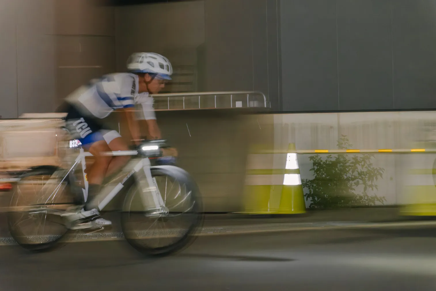 自転車競技や祭りなど、人の動きがある場面を写した写真