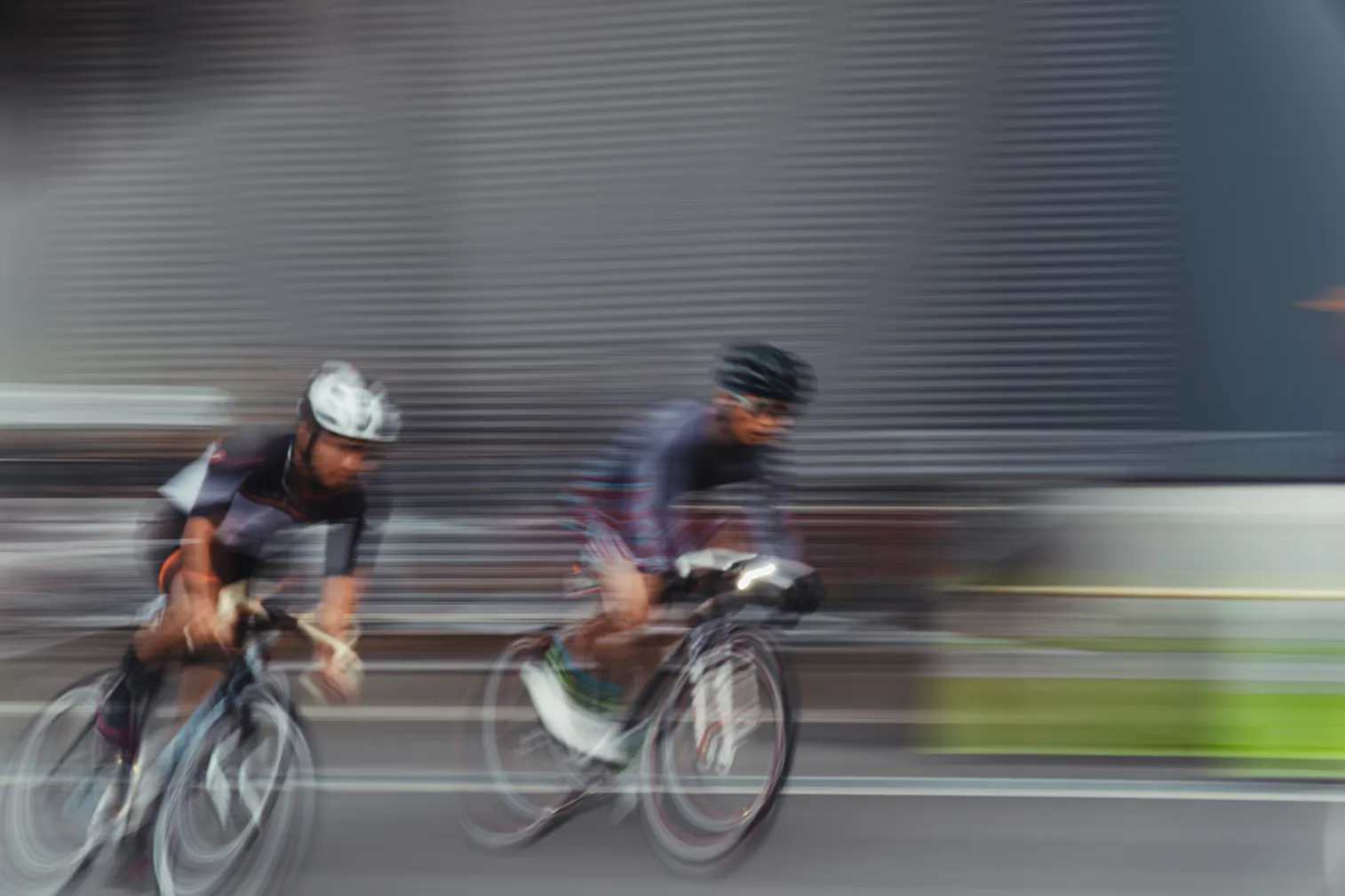 自転車競技や祭りなど、人の動きがある場面を写した写真