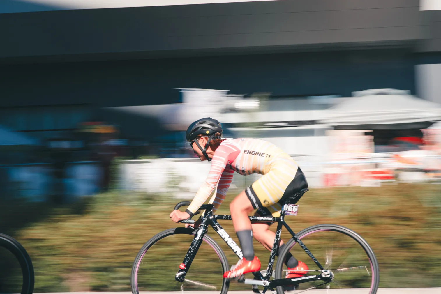 自転車競技や祭りなど、人の動きがある場面を写した写真