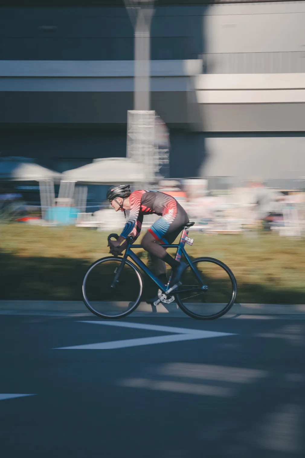 自転車競技や祭りなど、人の動きがある場面を写した写真