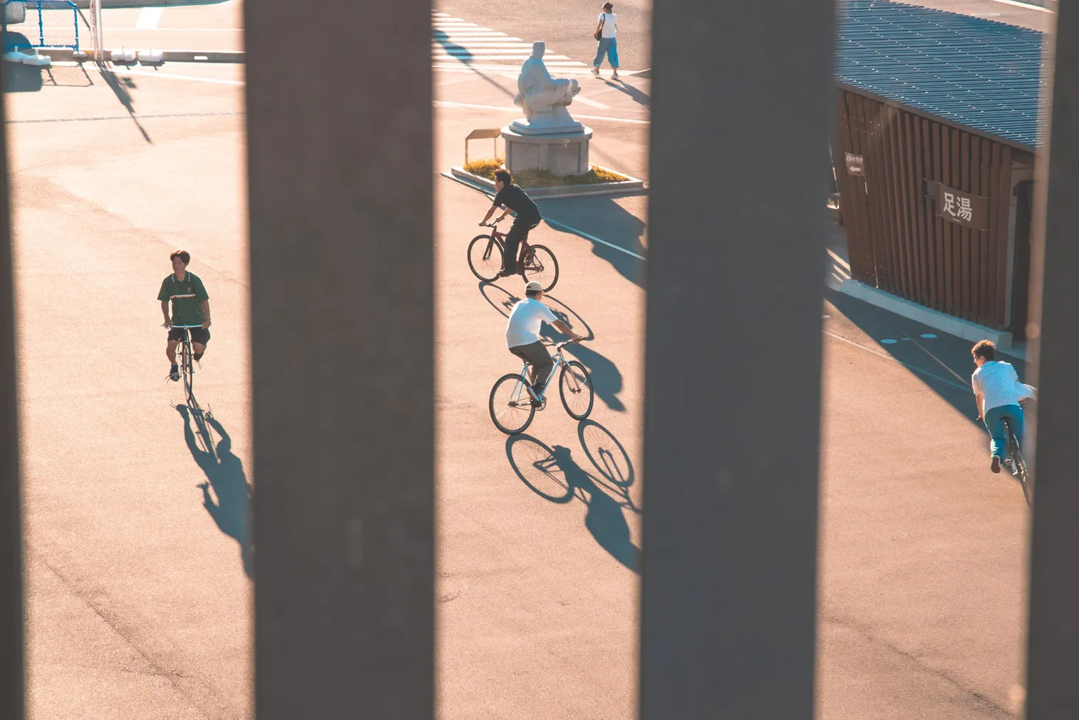 自転車競技や祭りなど、人の動きがある場面を写した写真