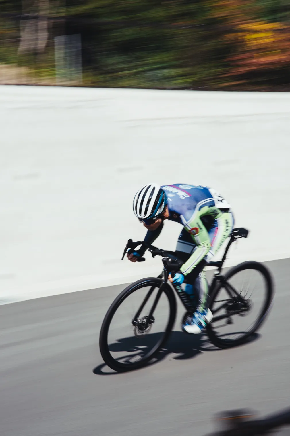 自転車競技や祭りなど、人の動きがある場面を写した写真