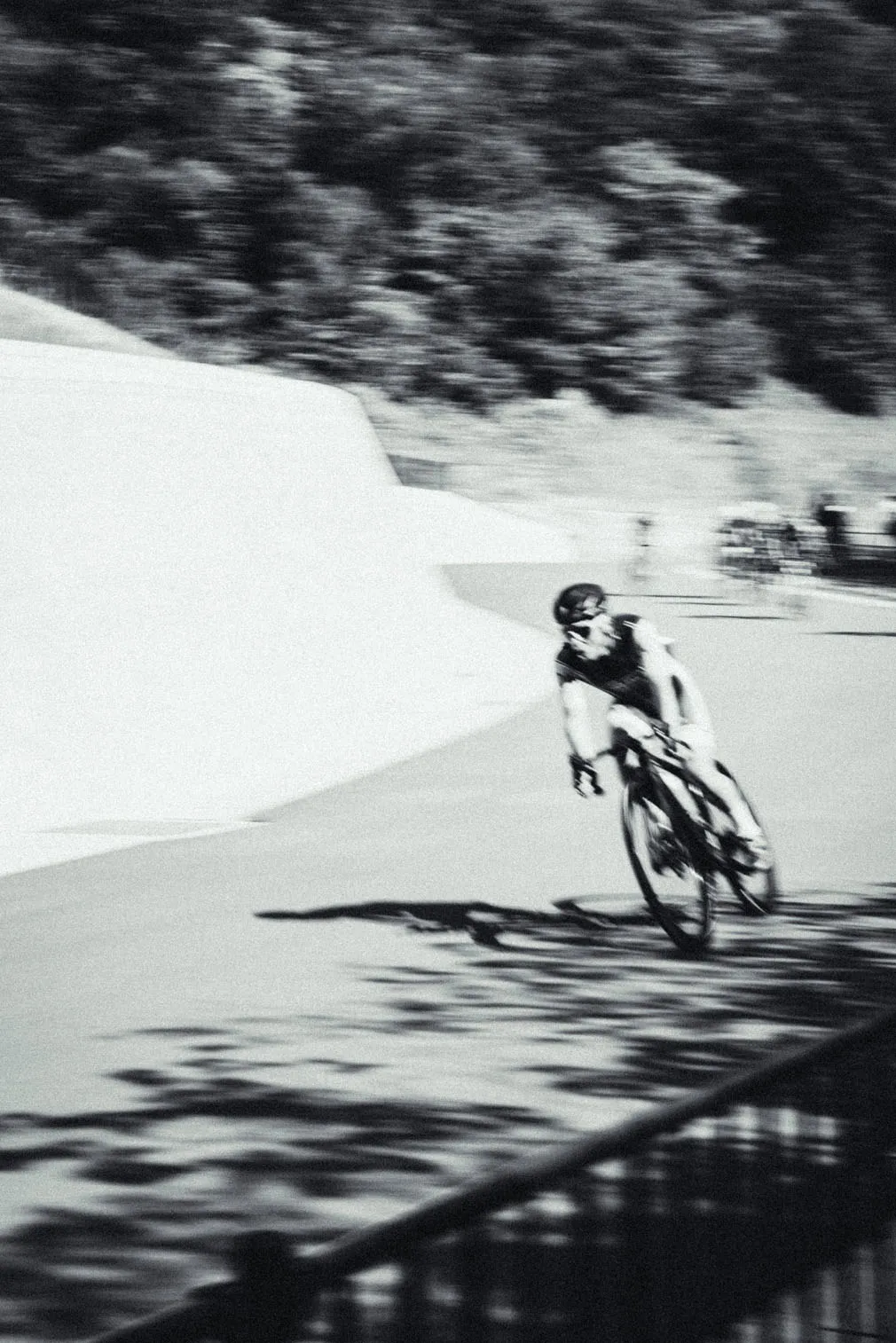 自転車競技や祭りなど、人の動きがある場面を写した写真