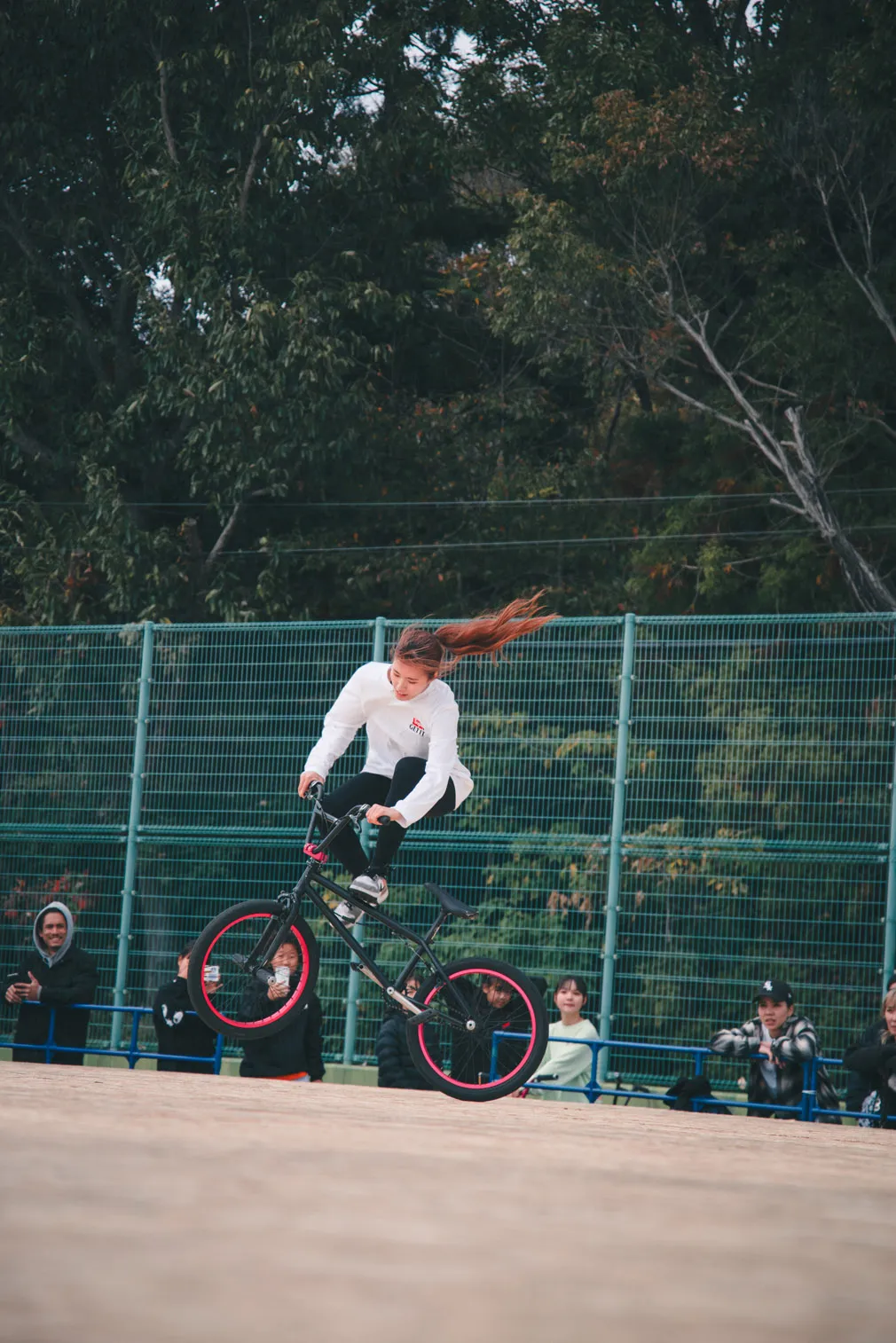 自転車競技や祭りなど、人の動きがある場面を写した写真