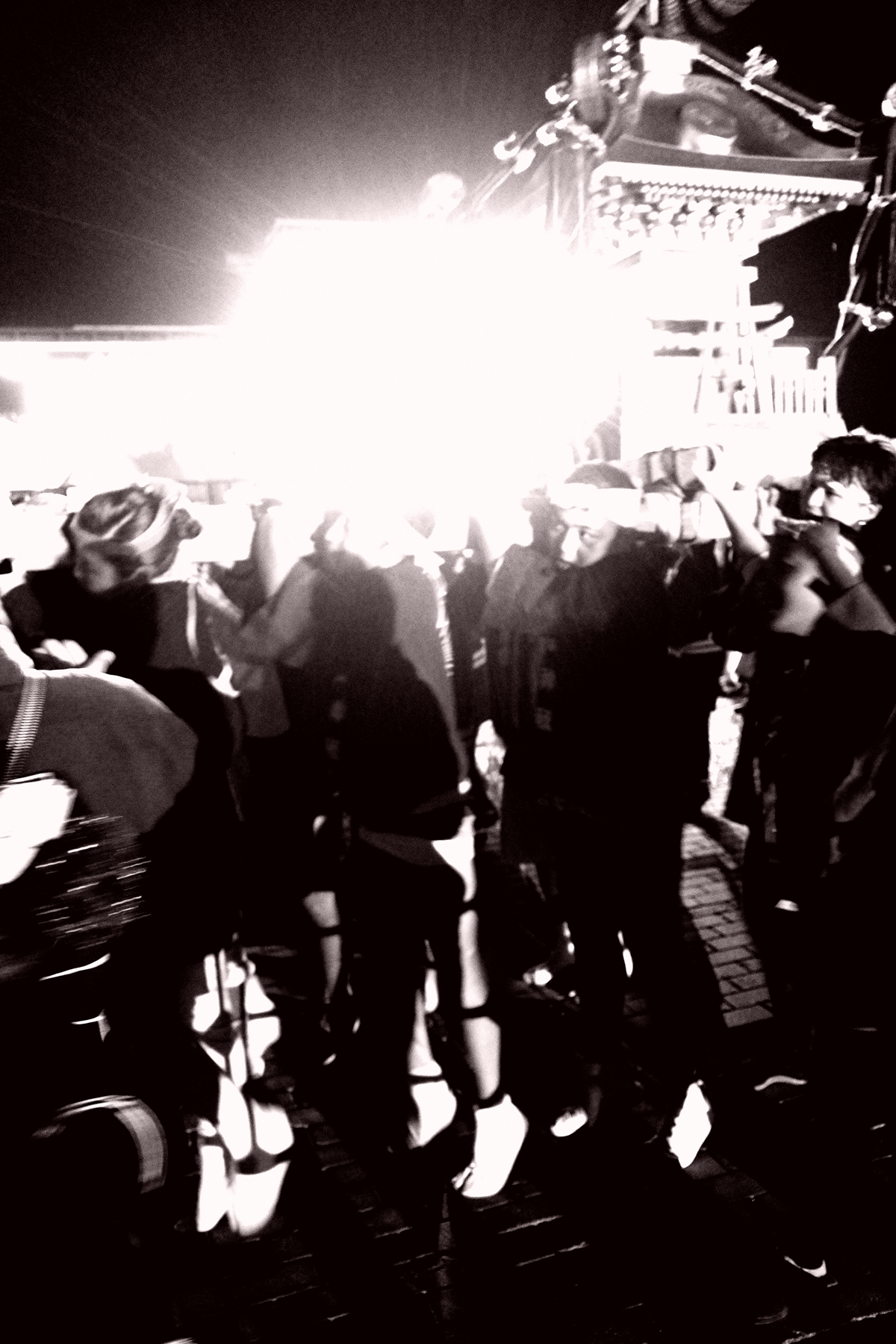 自転車競技や祭りなど、人の動きがある場面を写した写真